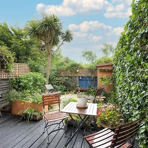 Victoria Park 2 Bedroom House W/ Garden & Parking London